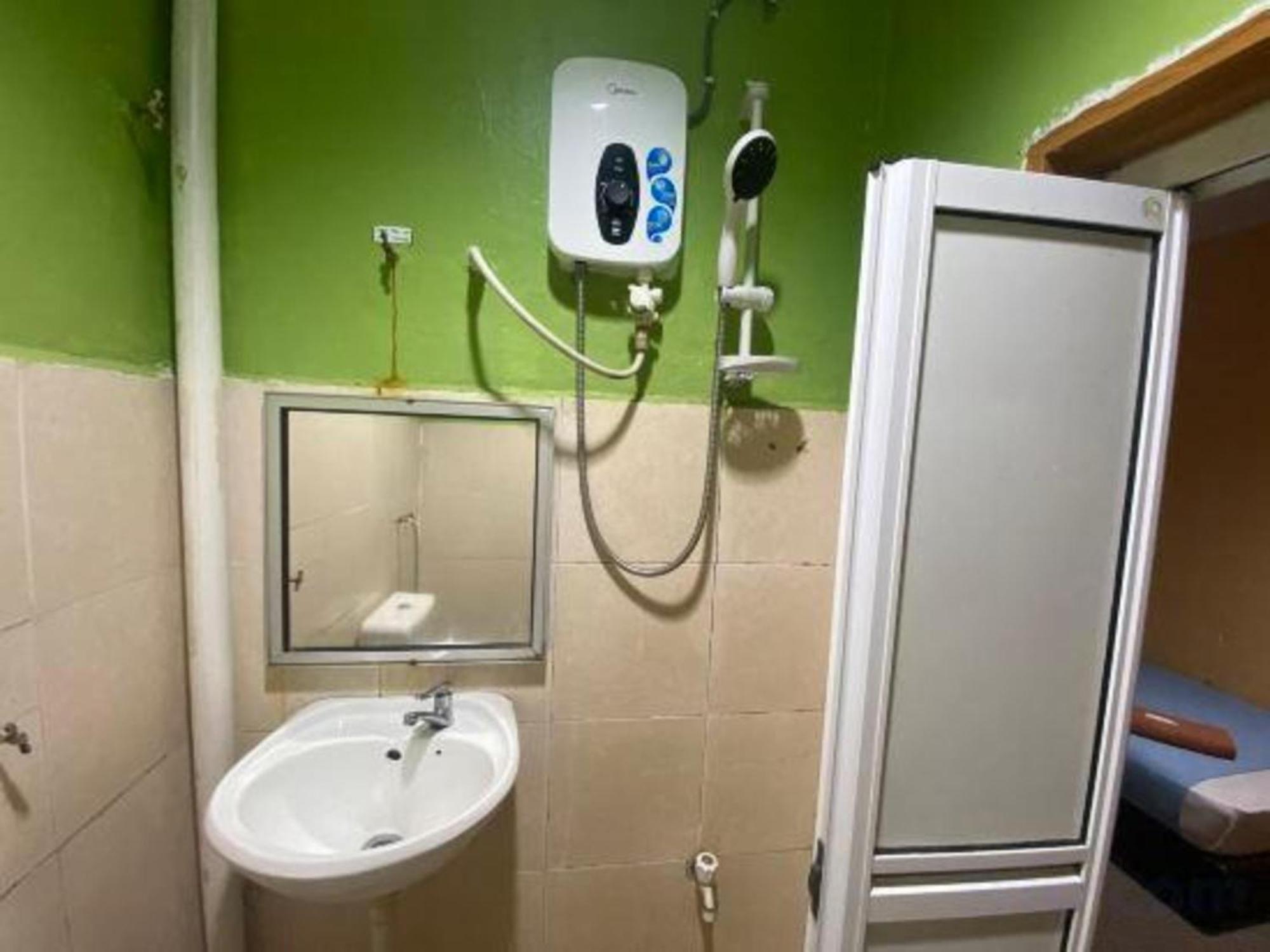 Oyo 91065 Hotel De Anjung Muadzam Shah Kültér fotó