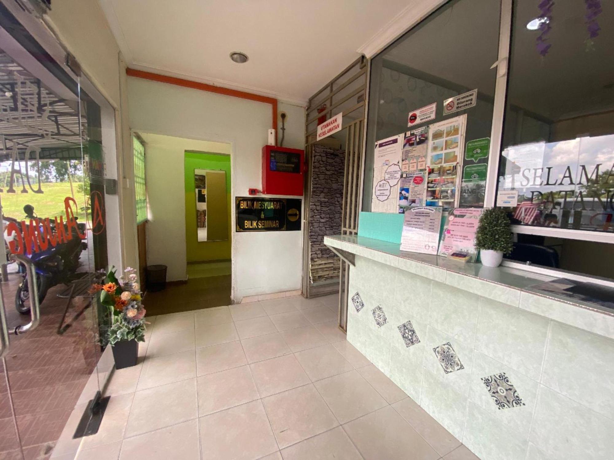 Oyo 91065 Hotel De Anjung Muadzam Shah Kültér fotó